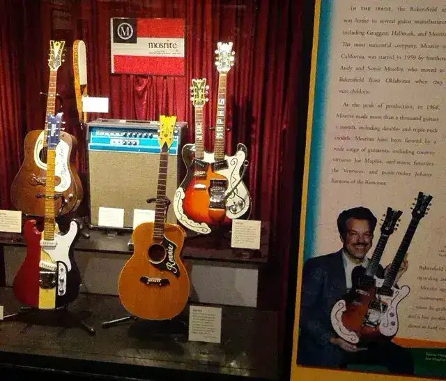 鄉村音樂名人堂博物館的 Mosrite 展區,展出巴克·歐文斯、喬·梅菲斯等人的琴與音箱。