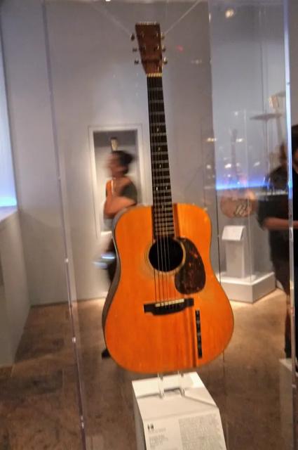 大都會博物館展出的貓王 1942 年 Martin D-18