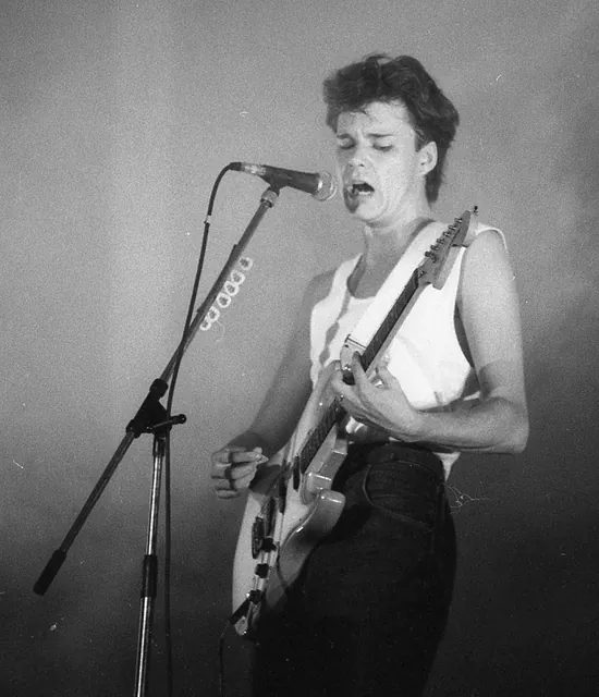 大鄉村樂團的史都華·亞當森 1983 年在英國雷丁音樂節;維基百科把大鄉村列為 1980 年代 EBow 的代表使用者之一