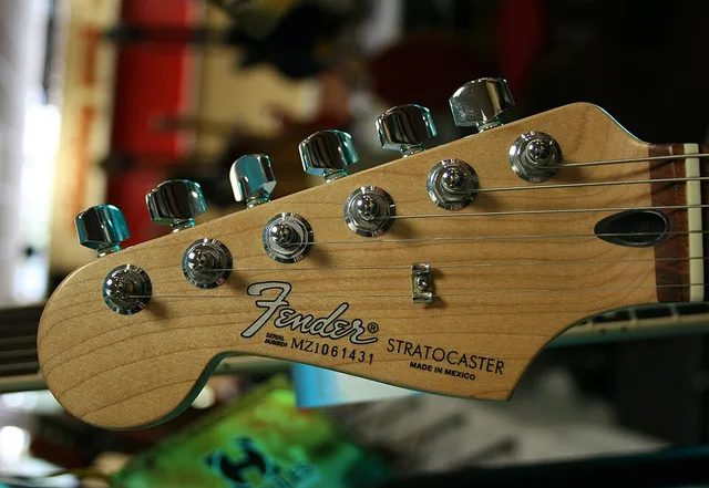 左手版 Stratocaster 的琴頭:弦鈕方向和右手琴相反,低音弦和高音弦在琴頭後方的長度也跟著對調。