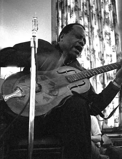 1968 年布卡·懷特（Bukka White）在芝加哥大學民謠音樂節演出，那時他已被「重新發現」