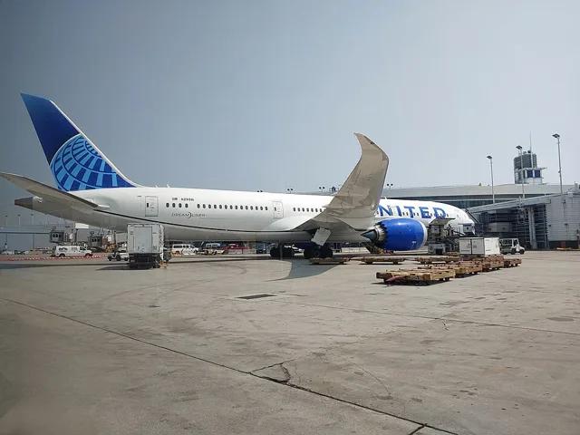 聯合航空客機在芝加哥歐海爾機場裝載行李,卡羅的吉他就是在這座機場轉機時出事。