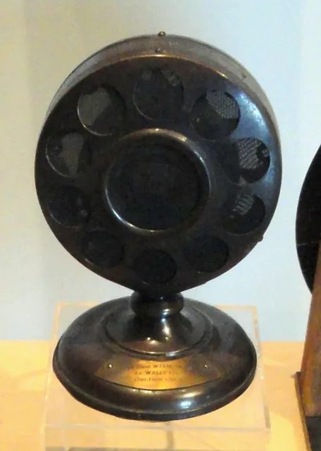 西方電氣公司 1920 年代的雙鈕碳粒麥克風,1924 年起用在印第安納波利斯的廣播電台;麥克風取代喇叭筒之後,小聲的樂器才錄得清楚