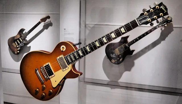 約 1959–1960 年的 Gibson Les Paul Standard(吉米·佩吉的「一號」),大都會藝術博物館特展;衣櫥裡的那把也是同一年代的琴