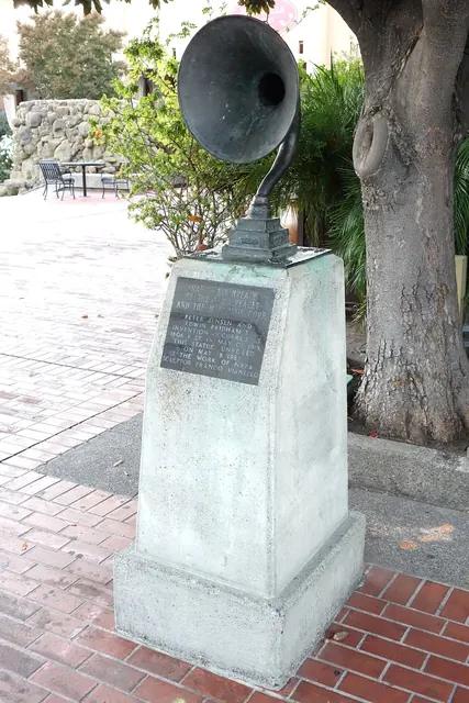加州納帕市區的紀念雕塑「喇叭與 Magnavox 公司的誕生地」；1915 年詹森和普利丹就在這個小城做出第一個實用的動圈喇叭