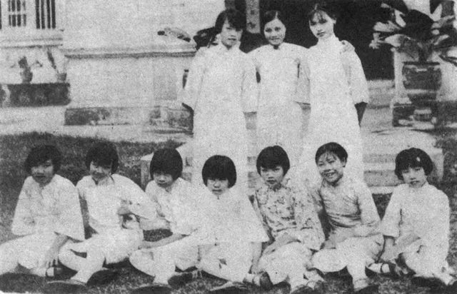1928 年《良友》畫報刊出的黎錦暉中華歌舞團成員;黎錦暉被視為時代曲的開端,但目前查不到他的團或錄音用過吉他。