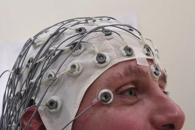 腦波(EEG)記錄帽,靠頭皮上的電極記錄大腦的電活動;柏林與費城的吉他研究都用類似的方法。