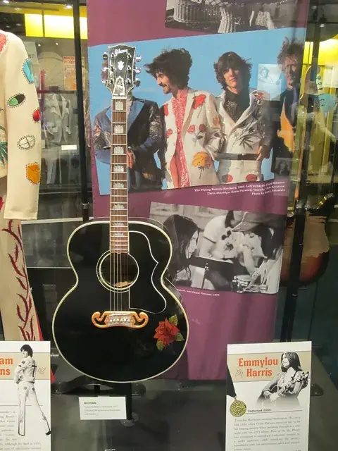 艾蜜蘿·哈里斯的 1955 年黑色訂製款 Gibson J-200,鄉村音樂名人堂博物館展出。