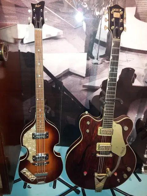 美國加州 Museum of Making Music 展出的 Höfner 500/1 小提琴貝斯,和麥卡尼被偷的那把同型號。