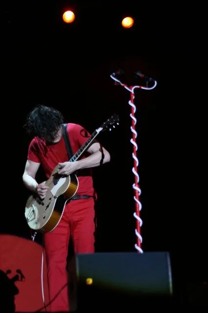 傑克·懷特 2007 年在西班牙巴塞隆納 Primavera Sound 音樂節和白色條紋樂團演出。