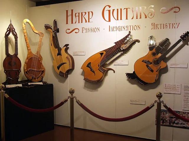美國 Museum of Making Music 的豎琴吉他展,最右邊是琳達·曼澤的 42 弦 Pikasso 吉他