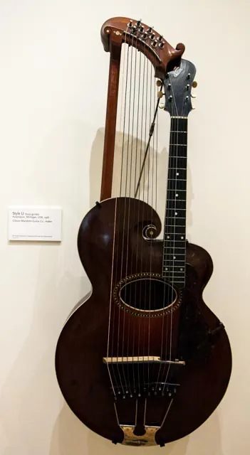 美國鳳凰城樂器博物館的吉普森 Style U 豎琴吉他(1918 年),琴頸旁斜拉的那根金屬桿,就是用來抵抗多條弦拉力的拉桿。