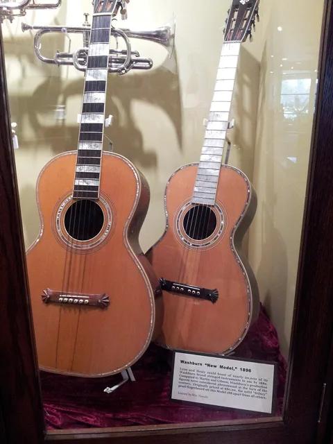 美國「音樂製作博物館」展出的 Washburn 客廳吉他(1894 年)與 Washburn「New Model」(1896 年)