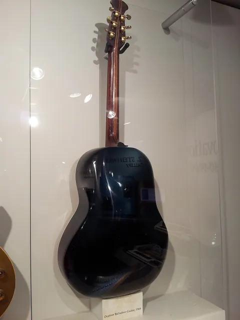 美國製樂博物館(Museum of Making Music)展出的一把 1968 年 Ovation Balladeer 背面:琴背是一整顆深色的玻璃纖維碗,就是本文的主角圓背。