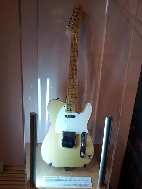 美國 Museum of Making Music 展出的 1951 年 Fender「Nocaster」,琴頭貼紙上只剩公司名,型號被剪掉了。