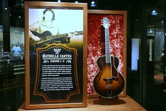 梅貝兒·卡特 1928 年以 275 美元買下的 Gibson L-5,鄉村音樂名人堂博物館收藏;Epiphone 的 De Luxe 推出時也標價 275 美元。