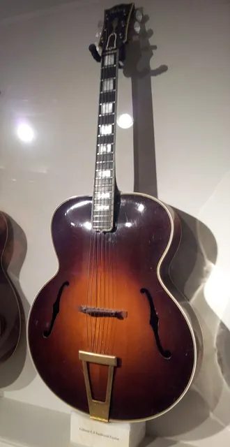 加州音樂製作博物館(Museum of Making Music)展出的一把漸層色 Gibson L-5;塔克用的是 1953 年與 1949 年的 L-5,都大幅改裝過。