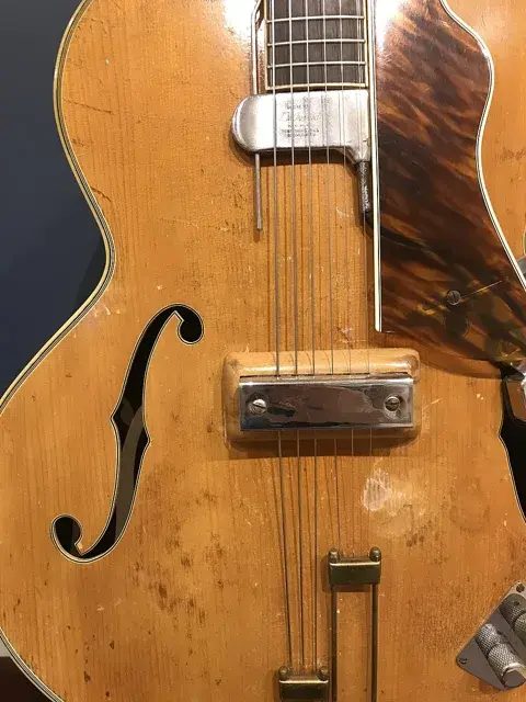 2019 年在鳳凰城樂器博物館展出的 1940 年代初 Epiphone Emperor,琴橋旁的拾音器據展示說明是里奧·芬達 1947 年親手加裝。