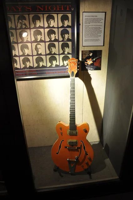 約翰·藍儂的 Gretsch 6120 雙缺角款,序號 53940,1966 年〈Paperback Writer〉與《Revolver》錄音時使用。