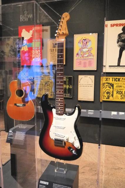 狄倫 1965 年新港音樂節彈的 Stratocaster,2013 年以 965,000 美元成交