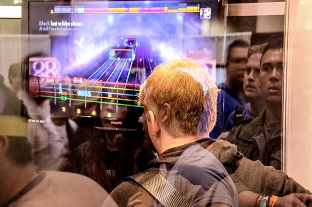 2013 年加拿大多倫多動漫展上的《Rocksmith 2014》展示區，這款遊戲改用真吉他接上導線來玩。