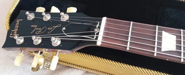 一把 2012 年 Gibson Les Paul 的琴頭，調整桿蓋用兩顆螺絲固定，這是分辨仿冒品時常被提到的檢查點。