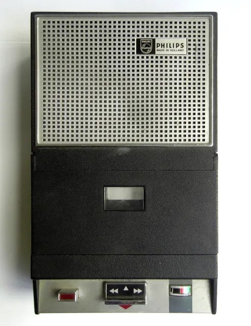 飛利浦第一代可攜式卡式錄音機(EL3300 系列),凱斯·理查茲就是用這類小機器把木吉他錄到過載。