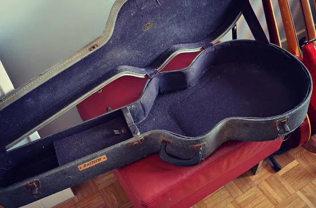 1959 年 Gretsch 吉他的原廠硬盒,木板夾層外包人造皮、裡面是絨布,正是二十世紀初硬殼琴盒一路發展下來的樣子