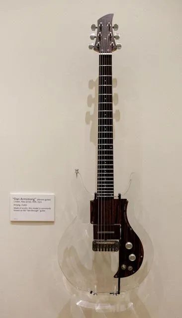 美國鳳凰城樂器博物館收藏的 1970 年 Ampeg Dan Armstrong 透明壓克力電吉他。