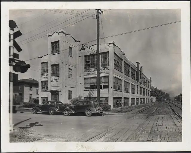 1941 年的 Gibson 工廠,密西根州卡拉馬祖帕森斯街 225 號