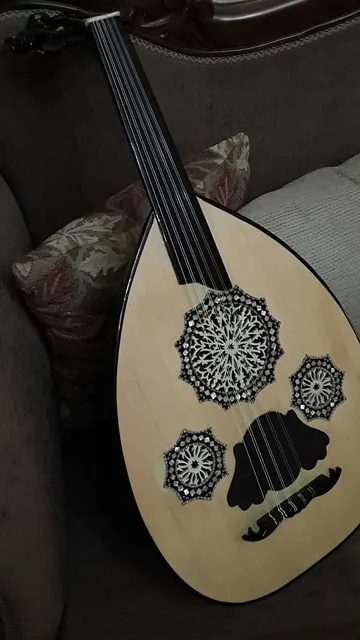 一把現代埃及烏德琴,梨形琴身、向後折的琴頭和成對的弦,可以看出齊里亞布時代這種樂器的基本樣子。