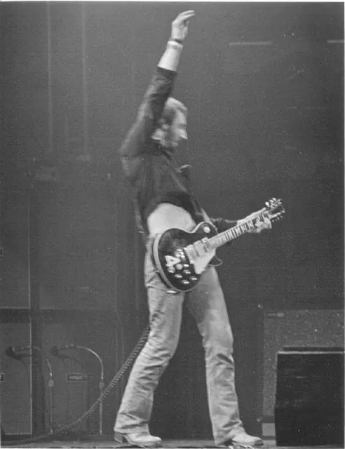 1976 年彼特·湯森在多倫多演出招牌的風車刷弦,這位大音量先驅後來公開談自己的聽力受損。