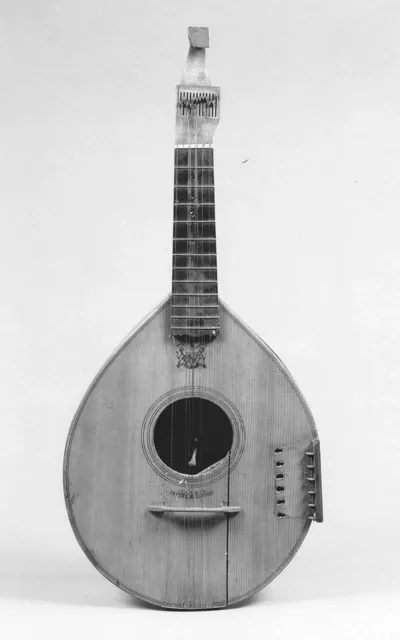 倫敦克里斯蒂安·克勞斯約 1785 年製作的鍵盤英國吉他,小槌子藏在琴身裡敲弦(大都會藝術博物館藏)