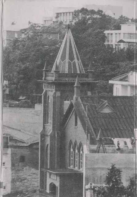 約 1970 年的淡水禮拜堂,這座紅磚禮拜堂由馬偕的兒子偕叡廉設計、1933 年完工,三樓設有唱詩班座席。