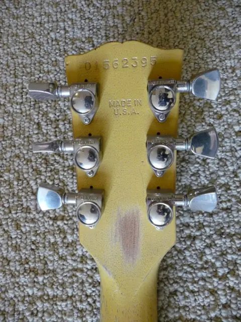 換上 Grover 弦鈕的 Gibson Les Paul，粗壯的封閉外殼是許多 Gibson 吉他的熟悉樣子