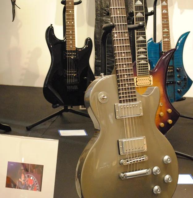 拍賣前的預展:2011 年 Julien's Auctions 展出待拍的吉他