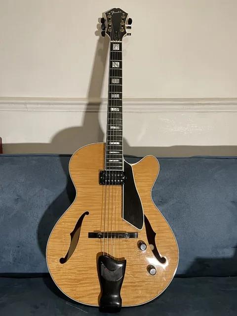 Fender 生產、達奎斯托設計系列的拱面吉他(1998 年)