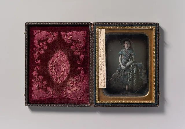 大都會博物館收藏的 1855~59 年銀版照片,女孩伊莉莎白·豪威爾扶著吉他;沃勒爾的〈塞瓦斯托波爾〉正是這個年代寫給客廳學琴者的曲子。