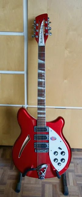 Rickenbacker 370/12 RM 麥金簽名款,三顆拾音器的設計來自麥金自己的改裝。