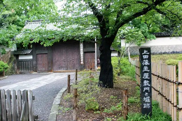 長野縣上田高校的正門,原是上田藩主宅邸的大門;江文也少年時就讀的舊制上田中學校,就是這所學校的前身