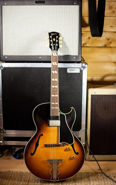 一把 Gibson ES-175 復刻版空心爵士吉他,和帕斯長年使用的琴款相同