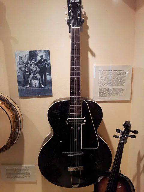1936 年 Gibson 第一批十把黑色電吉他試作琴之一,目前已知只剩兩把,音樂製作博物館展出。