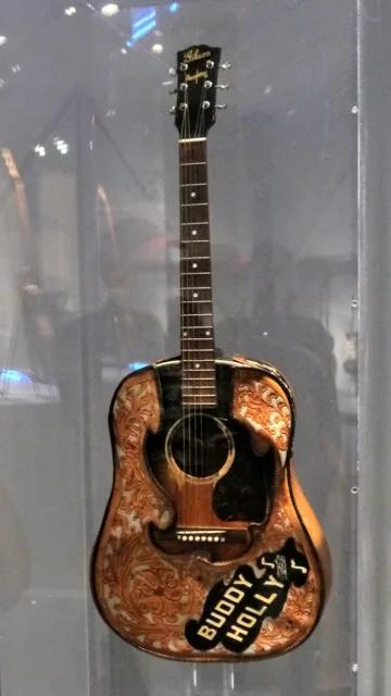 巴迪·霍利(Buddy Holly)那把 1943–1944 年的 Gibson J-45(戰時 Banner 年代),2019 年在大都會藝術博物館「Play It Loud」特展展出