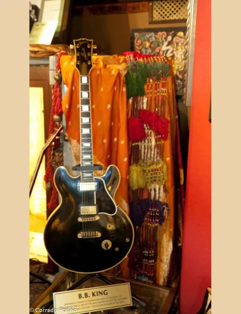 倫敦硬石餐廳展出的 B.B.金黑色 Gibson 半空心琴