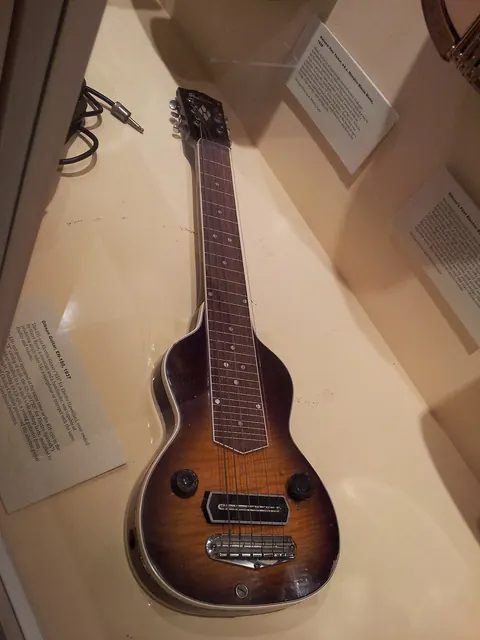 美國製造音樂博物館展出的 1937 年 Gibson EH-150 電夏威夷吉他;文夏的夏威夷樂團與亞洲唱片的錄音室裡,都少不了這種平放滑弦的吉他聲