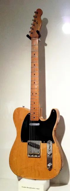 1950 年的 Fender Broadcaster,美國 Museum of Making Music 收藏,是芬達第一把量產實心電吉他。