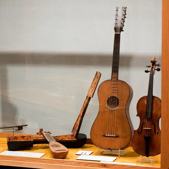 美國國家音樂博物館:史特拉第瓦里 1700 年吉他(中),旁邊是同館的提琴、曼陀林與琴盒
