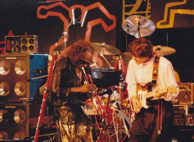 1986 年蒙特勒爵士音樂節,邁爾士·戴維斯(左)與當時在他樂團裡的羅班·福特;這一課也收錄了他回憶在邁爾士樂團的訪談