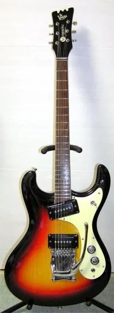1965 年後期的 Mosrite 電吉他,琴身上緣像被削過的「反向」造型是它的招牌。