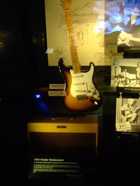 1954 年的 Fender Stratocaster,收藏於西雅圖流行文化博物館(當時名為 EMP)。